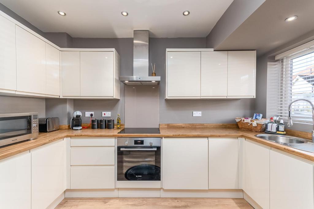 Castle Townhouse Kenilworth - Private Parking - 24 Hr Gym Access - Town Centre Apartment Luaran gambar