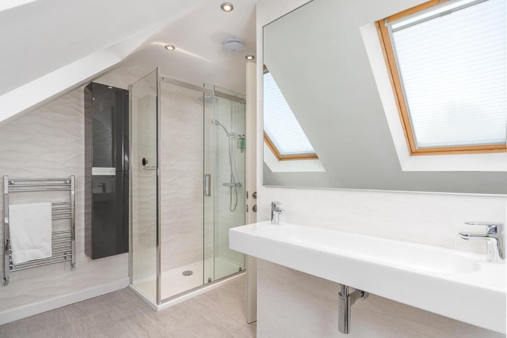 Castle Townhouse Kenilworth - Private Parking - 24 Hr Gym Access - Town Centre Apartment Luaran gambar